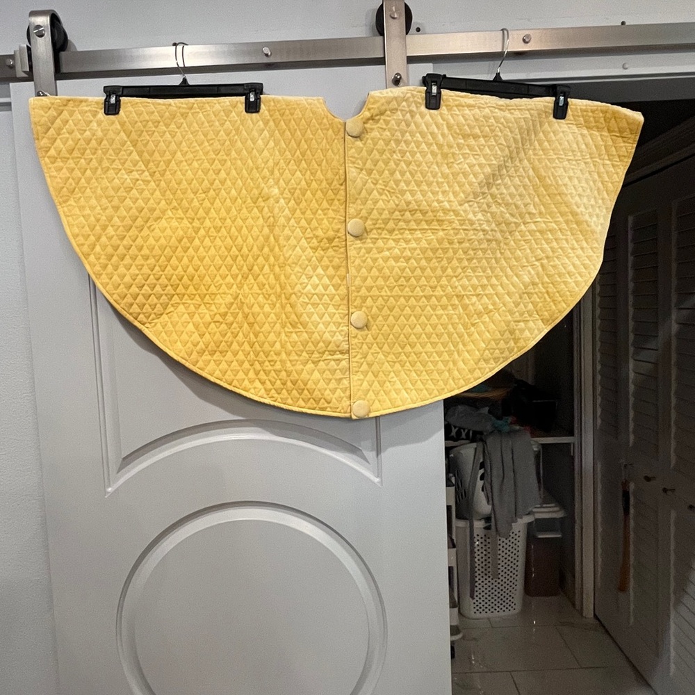 Soft Yellow Quilted velvet Tree Skirt. Gorgeous! Perfect for a pastel
Christmas! - Picture 2 of 7